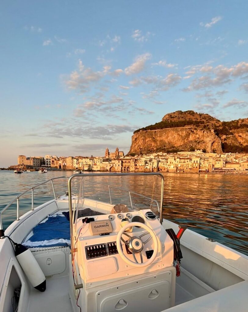 Escursione Privata in Barca con Aperitivo, Snorkeling e Grotte