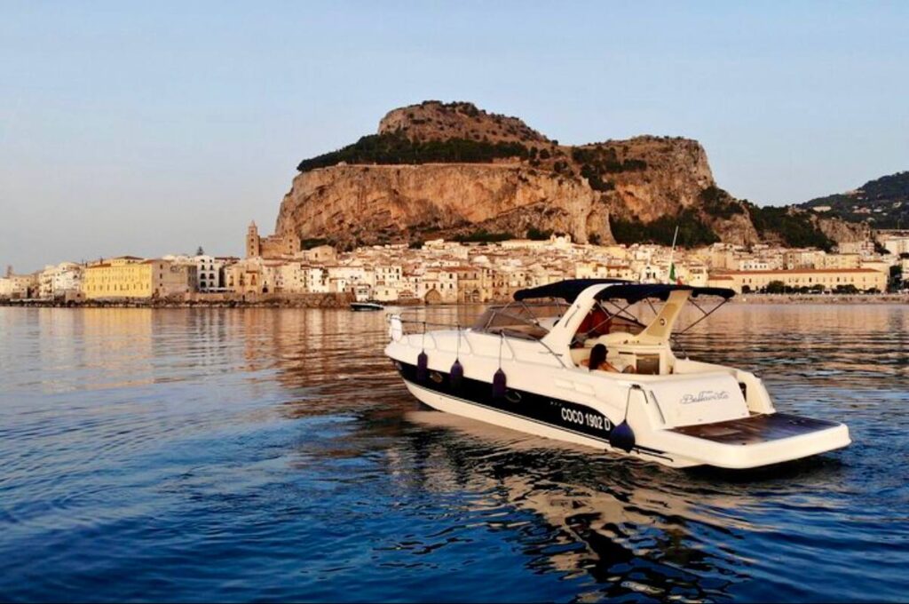 Crociera di mezza giornata a Cefalù con aperitivo siciliano, bevande e snorkeling.